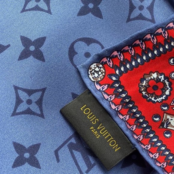 New Louis Vuitton Wrap Monogram Blue Silk Scarf - Picture 14 of 16